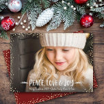Peace Liebe Jozitierung Typografie Custom Foto Chi Feiertagskarte<br><div class="desc">"Frieden, Liebe und Freude." Ein spielerisches visuelle weißer, skurriler, handgeschriebener Typografie und Konfetti aus Champagnergold gegen Ihr personalisiertes Foto, hilft Ihnen, Weihnachten und Neujahr einzuführen. Genießen Sie die Wärme und Freude der Urlaubssaison, wenn Sie diese stilvolle und moderne personalisierte Grußkarte verwenden. Ersetzen Sie das Foto mit den einfach zu bedienenden...</div>