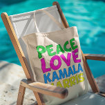 Peace Liebe Kamala Harris Tragetasche<br><div class="desc">Niedliche Peace Liebe Kamala Harris Tasche für einen progressiven Demokraten,  der lustige,  farbenfrohe politische Entwürfe Liebe. Wahl Kamala für den Präsidenten bei den Wahlen 2024. Ein lustiges,  liberales Design in hellen Farben.</div>