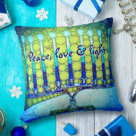 Peace Liebe Light Bold Blue Green Hanukkah Menorah Kissen<br><div class="desc">"Frieden, Liebe und Licht." Ein nahes Foto einer leuchtenden, farbenfrohen, blauen und grünen künstlerischen Menorah hilft Ihnen, den Urlaub von Hanukkah stilvoll zu gestalten. Genießen Sie die Wärme und Freude der Ferienzeit, wenn Sie sich auf diesem atemberaubenden, farbenfrohen Hanukkah Kissen entspannen. Macht ein auffälliges Set von vier Kissen, wenn gekauft...</div>