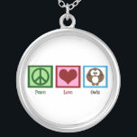 Peace Liebe Owls Versilberte Kette<br><div class="desc">Ein Friedenszeichen,  ein Herz und eine niedliche Eule. Ein hübsches Geschenk für jemanden,  der schöne Vögel mag.</div>