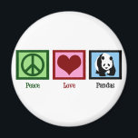 Peace Liebe Pandas Magnet<br><div class="desc">Ein schöner Panda-Bär in einem blauen Platz neben einem grünen Schild und einem roten Herz auf einem wunderschönen Kühlschrankmagnet. Ich Liebe niedliche Pandas auf meinem Kühlschrank.</div>