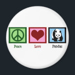 Peace Liebe Pandas Magnet<br><div class="desc">Ein schöner Panda-Bär in einem blauen Platz neben einem grünen Schild und einem roten Herz auf einem wunderschönen Kühlschrankmagnet. Ich Liebe niedliche Pandas auf meinem Kühlschrank.</div>