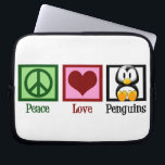 Peace Liebe Penguins Laptopschutzhülle<br><div class="desc">Ein grünes Friedenszeichen,  ein rotes Herz und ein niedlicher Pinguin. Ich Liebe hübsche Tiergeschenke.</div>