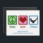 Peace Liebe Pilates Custom Christmas Magnet Card<br><div class="desc">Peace Liebe Pilates benutzerdefinierte WeihnachtsMagnetkarte. Niedliche personalisierte Pilates Instruktor Urlaubsmagnet-Karten mit einem Friedenszeichen,  Herz und Frau,  die in der Pose des Bootes trainieren.</div>