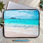Peace Liebe Sandy Feet Hawaii Tropical Beach Foto Laptopschutzhülle<br><div class="desc">"Ruhe, Liebe und Sandfüße." Lassen Sie sich von dem frischen Salzgeruch der Meeresluft in Erinnerung, wenn Sie diese atemberaubende, lebendige Fotografie neopren Laptop Ärmel verwenden. Entdecken Sie die Einsamkeit eines leeren hawaiianischen Strandes. Dieser Laptop-Ärmel ist in drei Größen erhältlich: 15 Zoll, 13 Zoll und 10 Zoll. Ein tolles Geschenk für...</div>