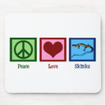 Peace Liebe Skinks Mousepad<br><div class="desc">Ein Friedensschild,  ein Herz und ein niedlicher blauer Rosa. Ich Liebe diese Eidechsen.</div>