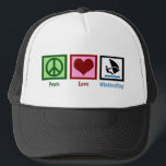 Peace Liebe Windsurfing Truckerkappe<br><div class="desc">Friedensschild,  Herz und ein Mensch,  der auf dem Ozean blau surft.</div>