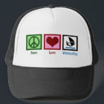 Peace Liebe Windsurfing Truckerkappe<br><div class="desc">Friedensschild,  Herz und ein Mensch,  der auf dem Ozean blau surft.</div>