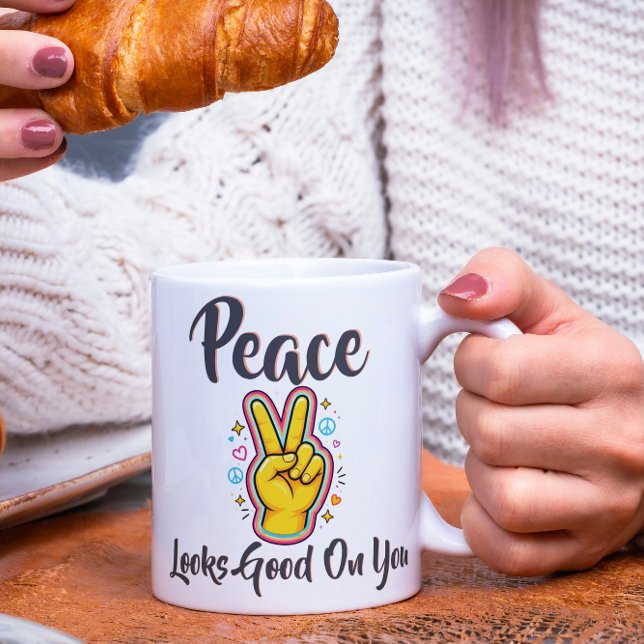 Peace Looks Good on You – Positive Vibes Graphic Kaffeetasse (Von Creator hochgeladen)