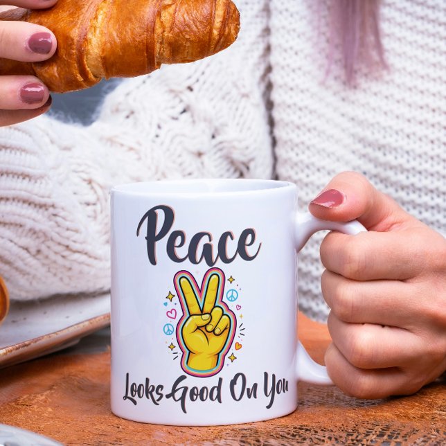 Peace Looks Good on You – Positive Vibes Graphic Kaffeetasse (Von Creator hochgeladen)