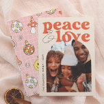 Peace & Love Retro Groovy Arch Fun Christmas Photo Feiertagskarte<br><div class="desc">A fun and colorful Christmas Holiday Photo Card design! This "Peace & Love Retro Groovy Arch Fun Christmas Photo Card" design features "Peace & Love" in a retro, groovy font. The ampersand in casual handwriting adds a laid-back feel. Below, to the right, the arch-shaped frame showcases a custom photo to...</div>