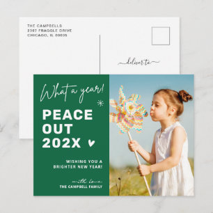 Peace Out 2021 Modernes Typografie Script-Foto Feiertagspostkarte