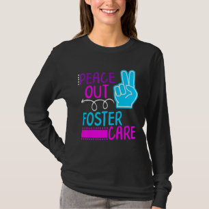 Peace Out Foster Care Kids Moderner Tag der Adopti T-Shirt