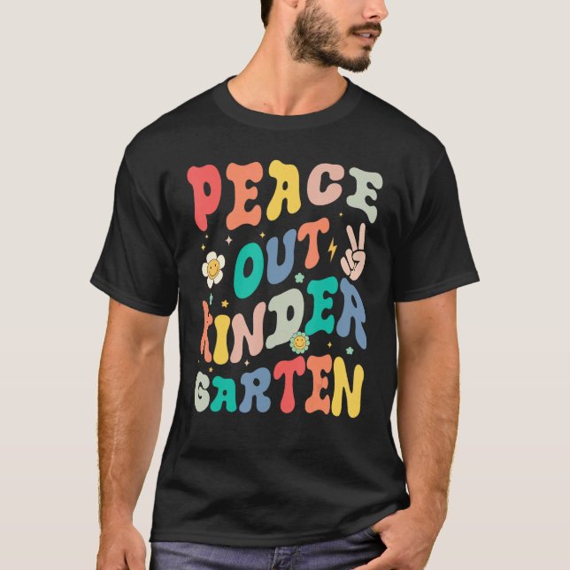 Peace Out Kindergarten Groovy Last Day of School K T-Shirt (Vorderseite)
