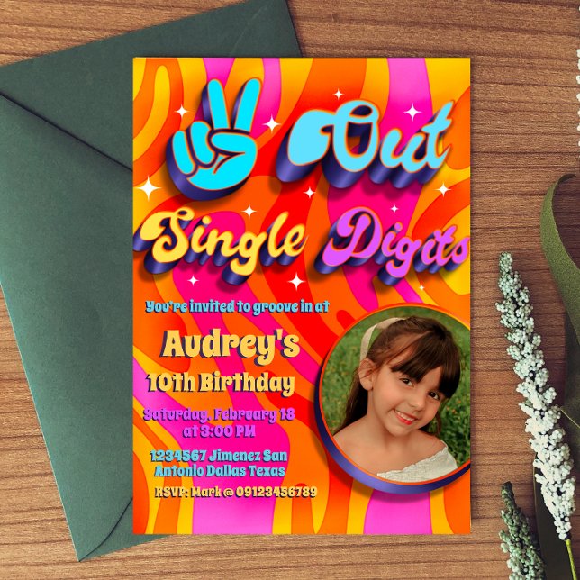 Peace Out Single Digits Im 10 mit Picture Einladung (Peace Out Single Digits - Groovy Retro 10th Birthday Invitation with Photo)