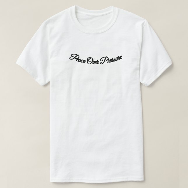 Peace Over Pressure – Minimal Calm Quote T-Shirt (Design vorne)