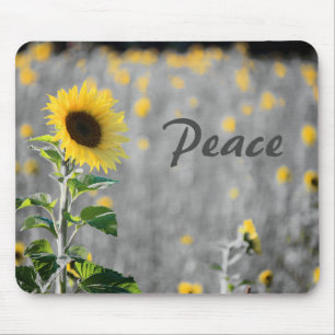"Peace" Phrase, Feld der Sonnenblumen, Schwarz & W Mousepad
