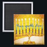 Peace Sparkle Shine Script Yellow Hanukkah Menorah Magnet<br><div class="desc">"Frieden, funkeln, leuchten." Ein nahes Foto einer leuchtenden, farbenfrohen, gelben und goldenen künstlerischen Menorah hilft Ihnen, den Urlaub von Hanukka stilvoll zu gestalten. Genießen Sie die Wärme und Freude der Ferienzeit, wenn Sie diesen bunten Hanukkah-Magneten verwenden. Passende Karten, Porto, Aufkleber, Kissen, Haushaltswaren, Tasche und andere Produkte sind auch in meiner...</div>