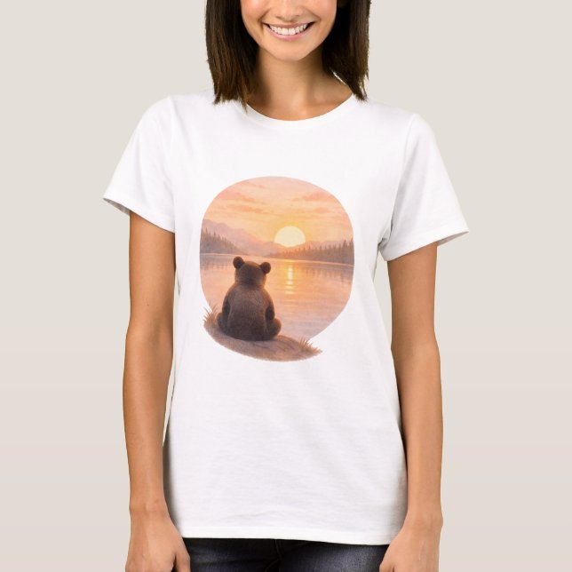 Peaceful Bear Cub Sunset– Soft Watercolor  T-Shirt (Vorderseite)
