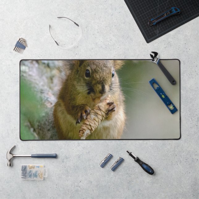 Peaceful Brown Squirrel in the Wild Schreibtischunterlage (Arbeitsplatz)