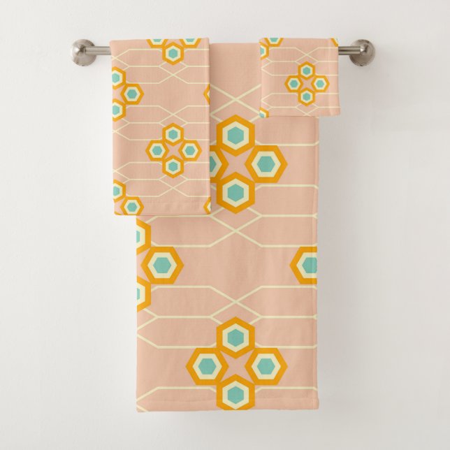 Peach background hexagonal floral pattern  badhandtuch set (Insitu)