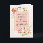 Peach Blume Girlfriend Geburtstagskarte Karte<br><div class="desc">Hübsche und nachdenkliche Begrüßungskarte für den Geburtstag Ihrer Freundin mit pfirsichrosa und weiße Frühlingsblumen,  rustikalem Holzmuster und handgeschriebenem Stiltext.</div>