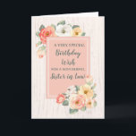 Peach Blume Sister Law Geburtstagskarte Karte<br><div class="desc">Hübsche und nachdenkliche Begrüßungskarte für Ihre Schwester im Geburtstag des Gesetzes mit pfirsichrosa und weiße Frühlingsblumen,  rustikalem Holzmuster und handgeschriebenem Stiltext.</div>