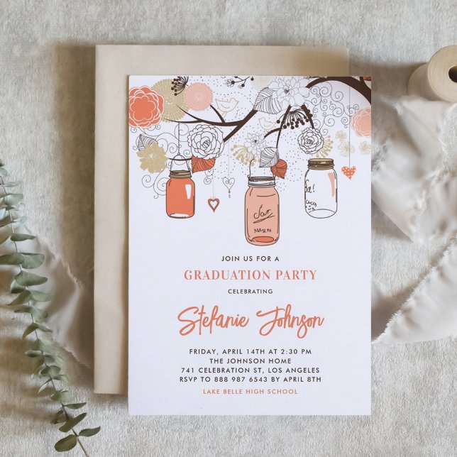 Peach Blume und Mason Jars Graduation Party Einladung (Customizable graduation invitation featuring orange mason jars, flowers and heart strings.)
