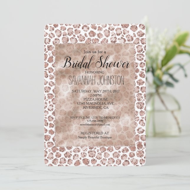 Peach Blush White Leopard Print Glitzer Einladung (Stehend Vorderseite)