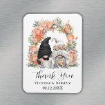 Peach floral Arch Gnome Wedding Danke Karte Magnet<br><div class="desc">Personalisierte elegante Hochzeitsgunst dank dem Magneten Favoriten für Ihre Gäste,  mit einem Braut- und Bräutignome-Paar und einer pfirsichblumengeschilderten Abbildung. Bearbeiten Sie die Kartenvorlage mit einem Datum und den Namen der Neuvermählten.</div>