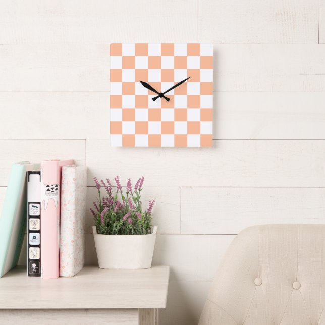 Peach Fuzz Checkered Gingham Pattern Quadratische Wanduhr (Lesesaal)