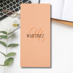 Peach Fuzz Eleganter Personalisierter Name Magnetischer Notizblock<br><div class="desc">Trendy Color Peach Fuzz und elegante Personalisierte Name und Monogramm.</div>