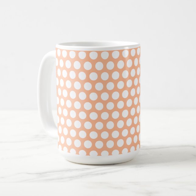 Peach fuzz Retro kleine weiße Polka Punkte Kaffeetasse (Vorderseite Links)