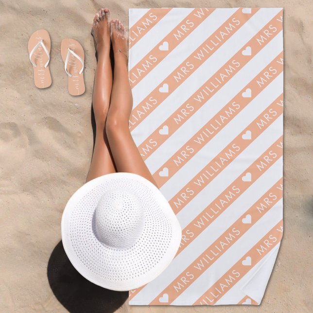 Peach Fuzz White Striped Muster Mrs Bride Wedding Strandtuch (Peach Fuzz White Striped Pattern Mrs Bride Wedding Beach Towel)