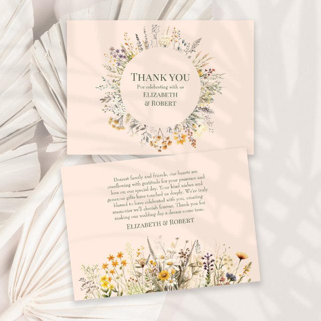 Peach Fuzz Wildblume Meadow Wedding Dankeskarte (Peach Fuzz Wildflower Meadow Wedding Thank You Card on a sunny white table with dry palm leaf.)