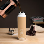 Peach Modern Typografy Personalisiert Trinkflasche<br><div class="desc">Eine trendige, vakuumisolierte Wasserflasche mit personalisiertem Namen in Weiß, moderner Typografie auf pfirsichfarbenem Hintergrund. Stellen Sie die Flasche nach Belieben ein, indem Sie den Namen bearbeiten und nach Belieben den Namen durch Ihren eigenen Namen ersetzen. Ideal für ein Geburtstagsgeschenk, Hochzeitsgeschenk, Trauzeuge, etc. Wählen Sie Ihre Wasserflasche. Wählen Sie Ihre Wasserflasche....</div>