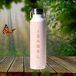 Peach name Mädchen modern Trinkflasche<br><div class="desc">Weich pfirsichfarbener Hintergrund. Personalisieren Sie Ihren Namen und fügen Sie ihn hinzu. Pfirsichfarbene Buchstaben.</div>