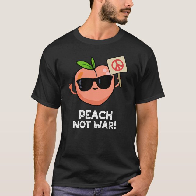 Peach Not War Funny Fruit Pun Dark BG T-Shirt (Vorderseite)