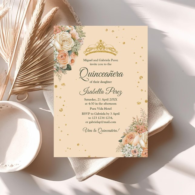 Peach Peonera und Glitzer Tiara Quinceanera Einladung (Peach Peonies and Glitter Tiara Quinceanera Invitation on a table with neutral boho decoration.)