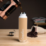 Peach Personalisiert Wedding Bridesmaid Trinkflasche<br><div class="desc">Geben Sie Ihrer Hochzeitsjury oder Ihrer Trauzeugin diese trendige,  vakuumgekühlte Wasserflasche,  die ihren Namen in weißem,  stilisiertem Schrift auf einem pfirsichfarbenen Hintergrund zeigt,  der zu Ihrem Hochzeitsfarbschema passt. Stellen Sie die Flasche nach Belieben durch Bearbeiten und Ersetzen des Namens durch Ihren eigenen Namen ein. Wählen Sie Ihre Wasserflasche.</div>