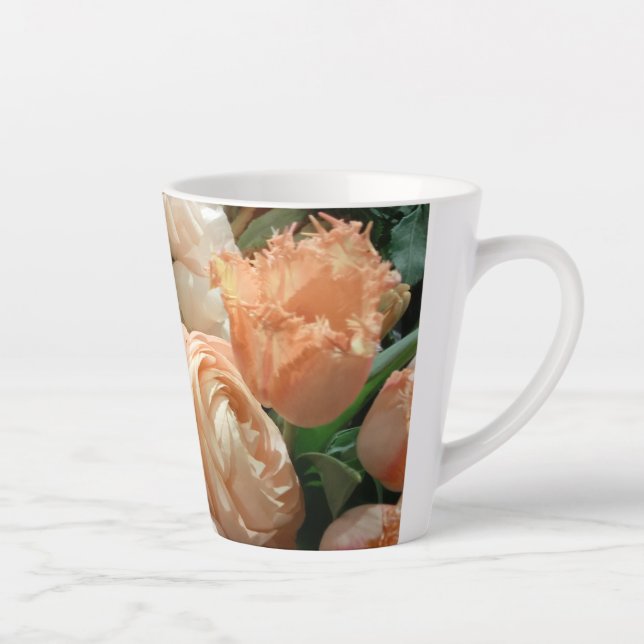 Peach Ranunculus und Tulip Floral Latte Tasse (Rechts)