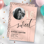 Peach Sparkler Sweet 16 Geburtstag Foto Folieneinladung<br><div class="desc">Feiern Sie mit dieser charmanten pfirsichfarbenen Einladung ein fabelhaftes Sweet 16 mit funkelnden Akzenten und einem anpassbaren Foto. Ideal für einen Meilenstein Geburtstag, beinhaltet diese Einladung Foliendetails, die eine Touch Eleganz hinzufügen. Personalisieren Sie es mit dem Namen des Geburtstagsmädchens, den Veranstaltungsdetails und einem beliebten Foto, um eine einzigartige und stilvolle...</div>