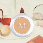 Peach Stilisierten Wedding Bridesmaid Monogramm Taschenspiegel<br><div class="desc">Ein personalisierter Kompaktspiegel für Ihre Hochzeitsfrau oder Trauzeugin,  der ihren Anfangs- und Namen auf einem trendigen,  pfirsichfarbenen Hintergrund stilisiert. Bearbeiten,  um Initial und Namen zu ersetzen. Wählen Sie Ihren kompakten Spiegelstil aus.</div>