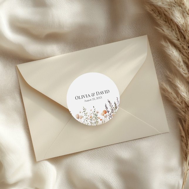Peach Wildblume Meadow Wedding Runder Aufkleber (Peach Wildflower Meadow Wedding Classic Round Sticker on a wedding envelope.)