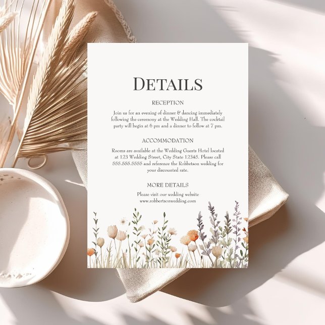Peach-Wildblumen Hochzeitdetails-Abschlusskarte Einladung (Peach Wildflowers Wedding Details Enclosure Card on a table with neutral boho decoration.)