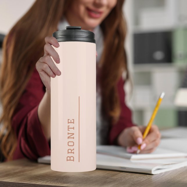 Peachy Coral - Farbflussmonogramm Thermosbecher (A young woman holding a  monogrammed Thermal Tumbler travel mug in peach color with her name on it)