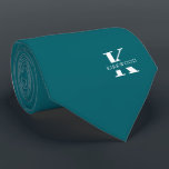 Peacock Blue | Elegante Monogramm Name | einseitig Krawatte<br><div class="desc">Eine elegante einseitige Krawatte mit einem fett-weißen Monogramm über einen Peacock Blue-Hintergrund. Zusätzlich zu diesem Monogramm sitzt Ihr Vor- oder Nachname in allen Hauptstädte. Wenn Sie einen mutigeren Blick auf den persönlichen Namen im großen Buchstaben bevorzugen, können Sie folgendes tun: Benutzen Sie die Funktion Anpassen/Bearbeiten und klicken Sie auf den...</div>