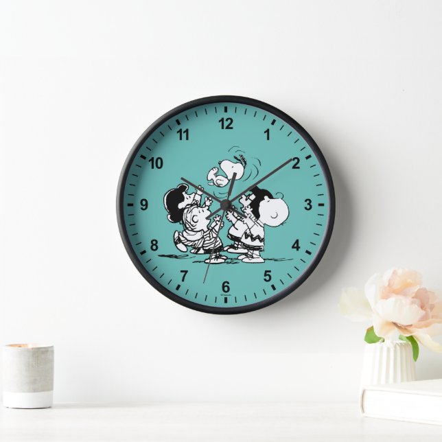Peanuts Gang Lifting Snoopy Uhr (Zuhause)