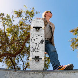 PEANUTS   Snoopie auf Schwarz-weißen Comicen Skateboard