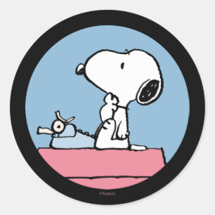 Peanuts Snoopy an der Schreibmaschine Runder Aufkleber